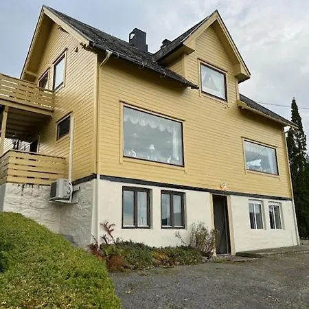 The Yellow House Feriehus Sykkylven