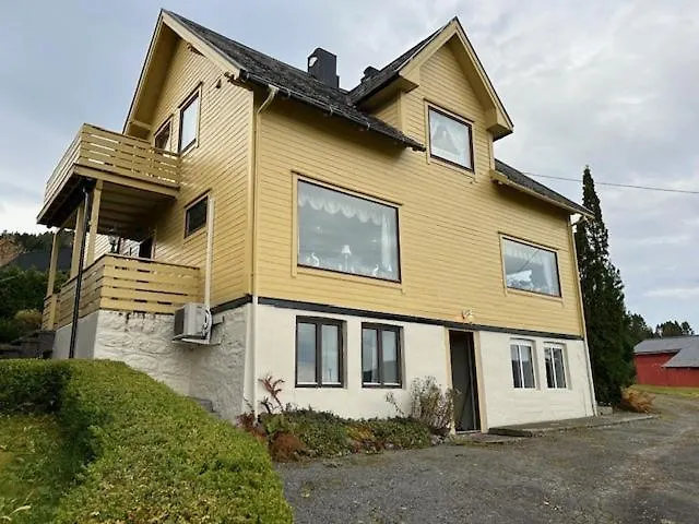The Yellow House Holiday home Sykkylven